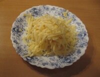 Трем на крупной терке грамм 100 твердого сыра (Фото: И. Монаков, личный архив)