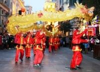 Танцы драконов на улице Шанхая (Фото: Н.Рейнбоу, личный архив)