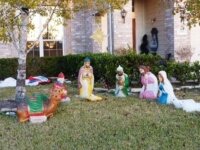 Фигурки у дома, изображающие Рождество Иисуса Христа. (Фото: Г.Рыбакова, личный архив)