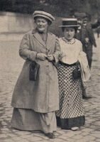 Клара Цеткин с подругой и соратницей Розой Люксембург в 1910 году. (Фото: "Reclams Universum - Moderne Illustrierte Wochenschrift" (1914), www.de.wikipedia.org)