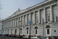 То же здание РНБ со стороны пл. Островского. Фото с сайта www.orthgym.ru