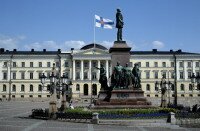 Финляндия. На холме Обсерватории, в столичном парке 1 мая поднимается государственный флаг