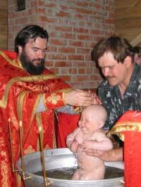 Крещение ребёнка совершается в православной церкви троекратным погружением с головой в купель 